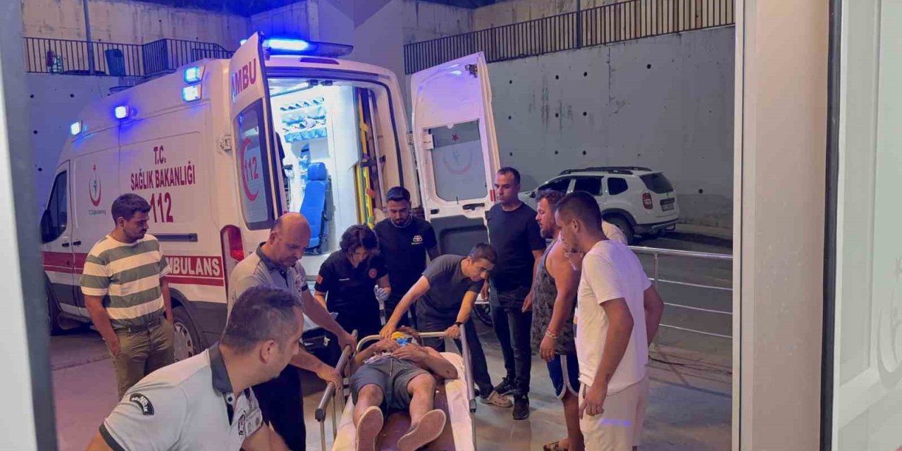 Otomobil Yayla Yolunda Uçuruma Yuvarlandı: 2  Yaralı