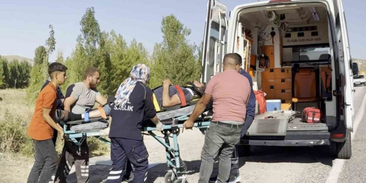 Virajı Alamayan Kamyonet Takla Attı: 2 Yaralı