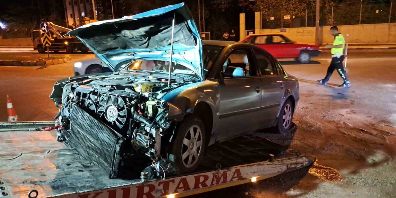Karaman’da Hafif Ticari Araç Otomobille Çarpıştı: 4 Yaralı