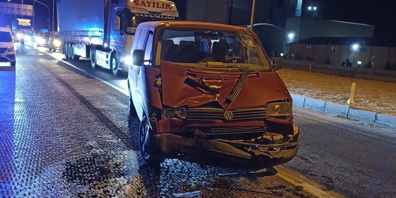 Kamyonet Tıra Çarptı: 1 Yaralı