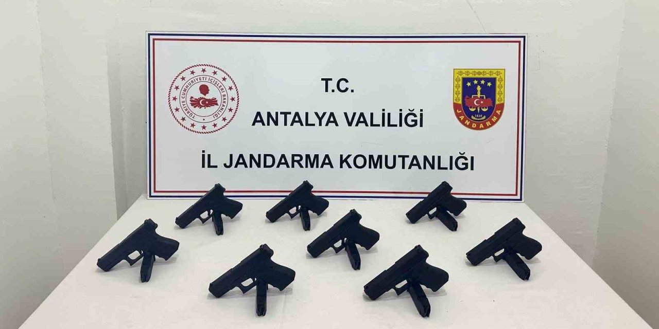 Antalya’da Otomobilden 8 Ruhsatsız Tabanca Çıktı