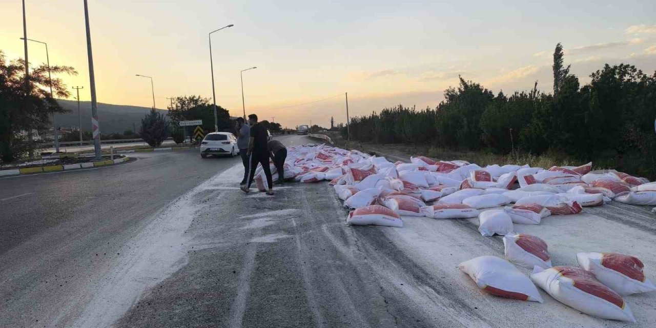 Tırın Lastiği Patladı Un Çuvalları Yola Savruldu