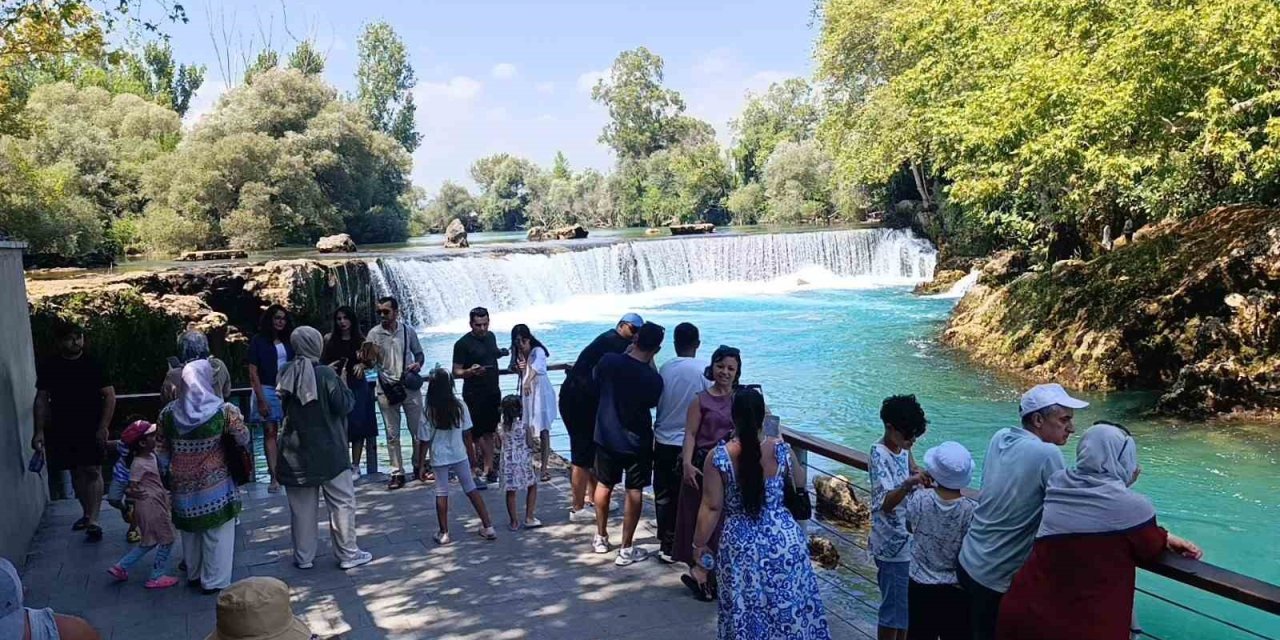Manavgat Şelalesi’nde Düşen Su Seviyesi Ziyaretçileri Şaşkına Çevirdi