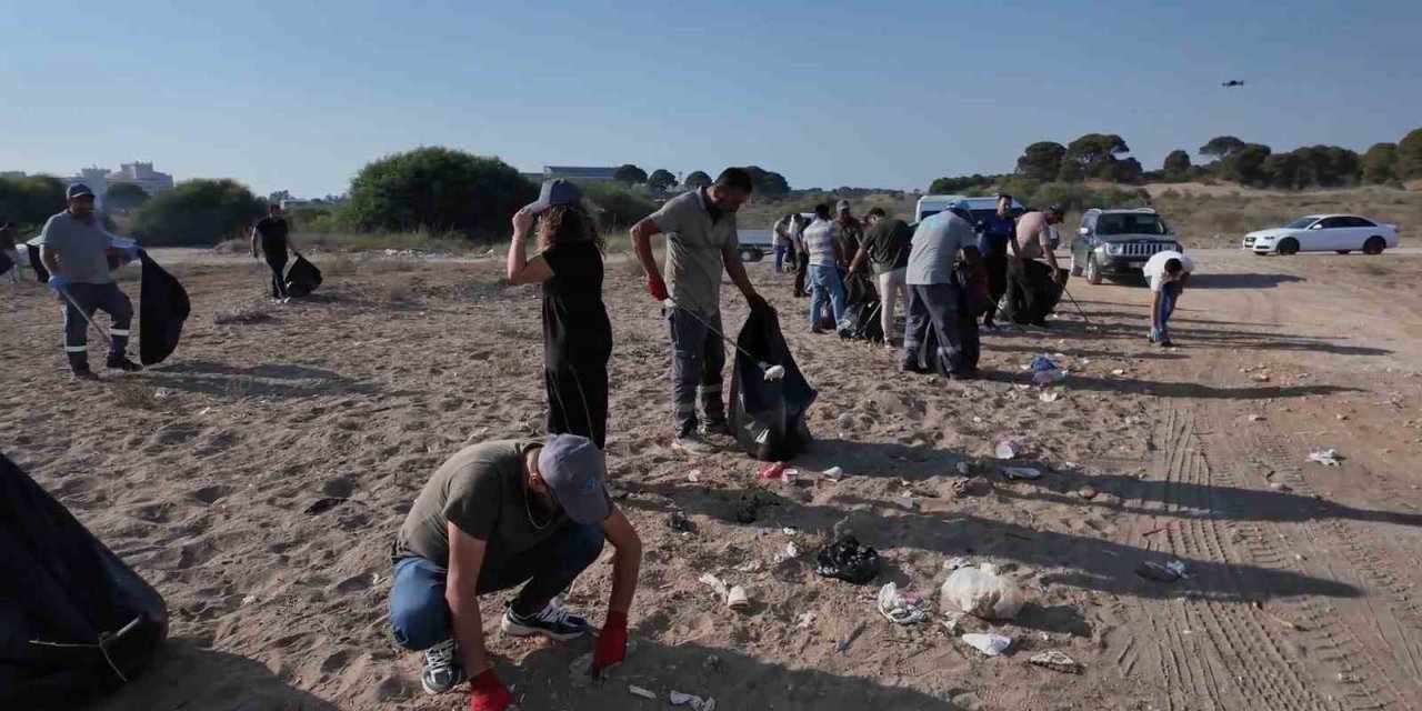 Çardaklar Yıkılıp Halka Açılmıştı, Çöpten Geçilmeyen Sahile Temizlik Operasyonu