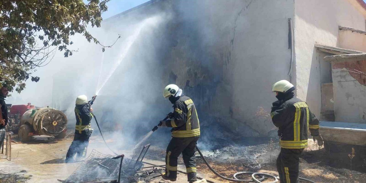 Karaman’da Tahtaların Tutuşması Sonucu Çıkan Yangında Alevler Çatıya Sıçradı