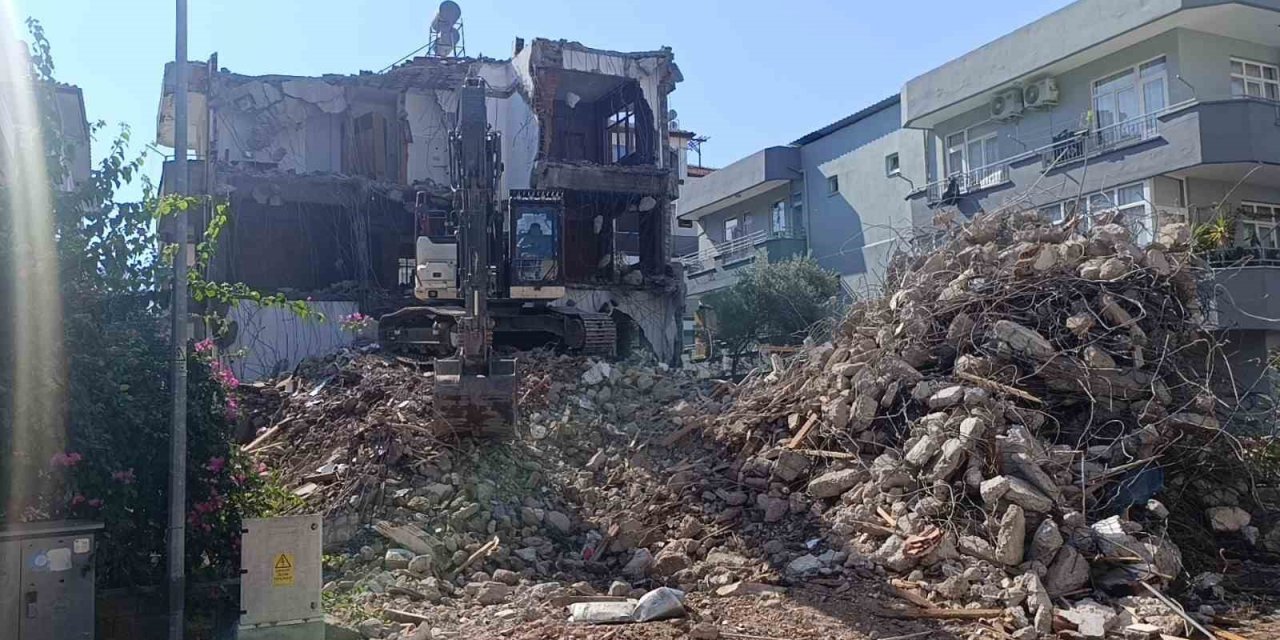 Arka Sokaktaki Yıkım Evleri Salladı, Panikleyen Mahalleli 112’yi Aradı