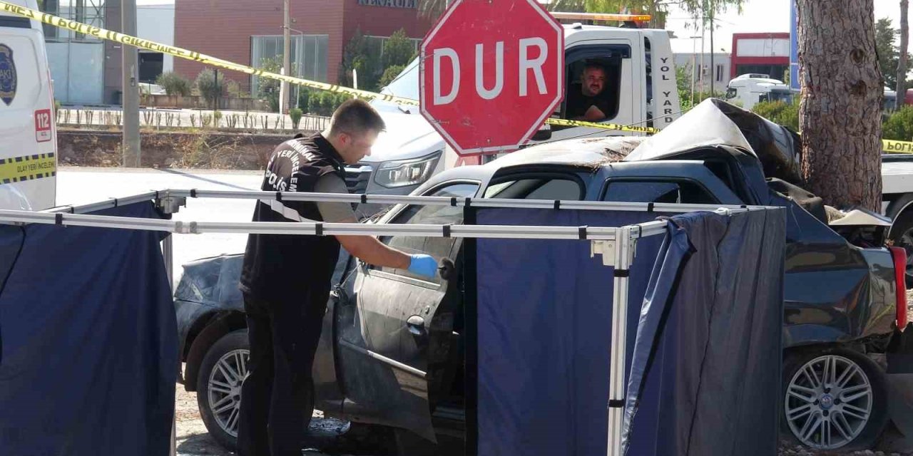 Antalya’da Ağaca Çarpan Otomobilin Sürücüsü Hayatını Kaybetti
