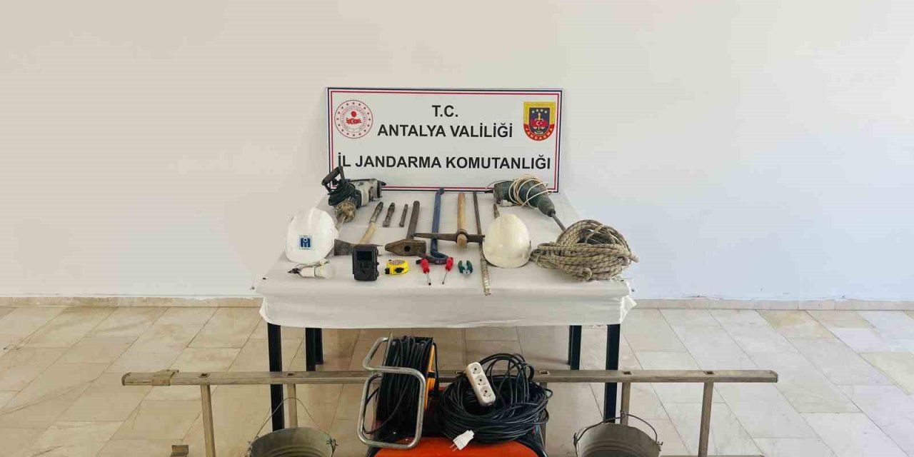 Jandarma, Serik’te Definecileri Suçüstü Yakaladı