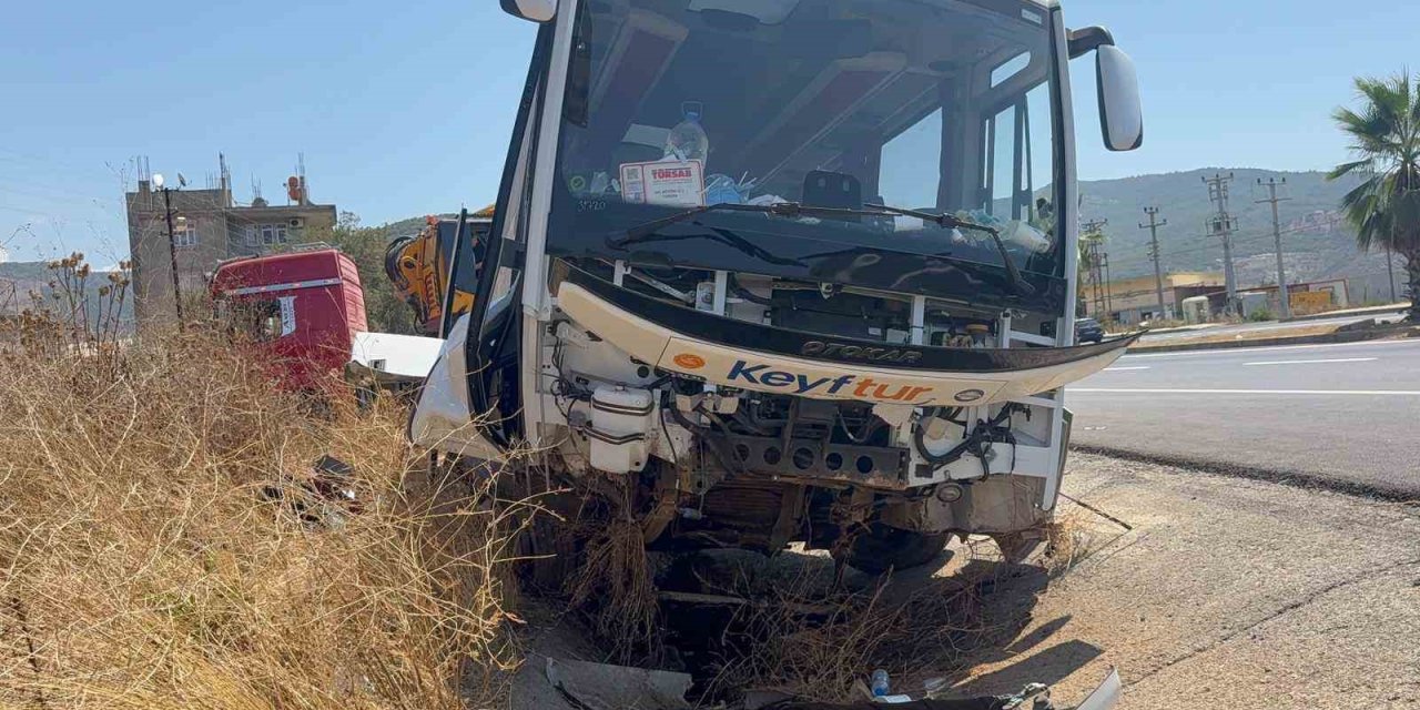 Antalya’da Tur Otobüsü Drenaj Hendeğine Girdi: 23 Yaralı