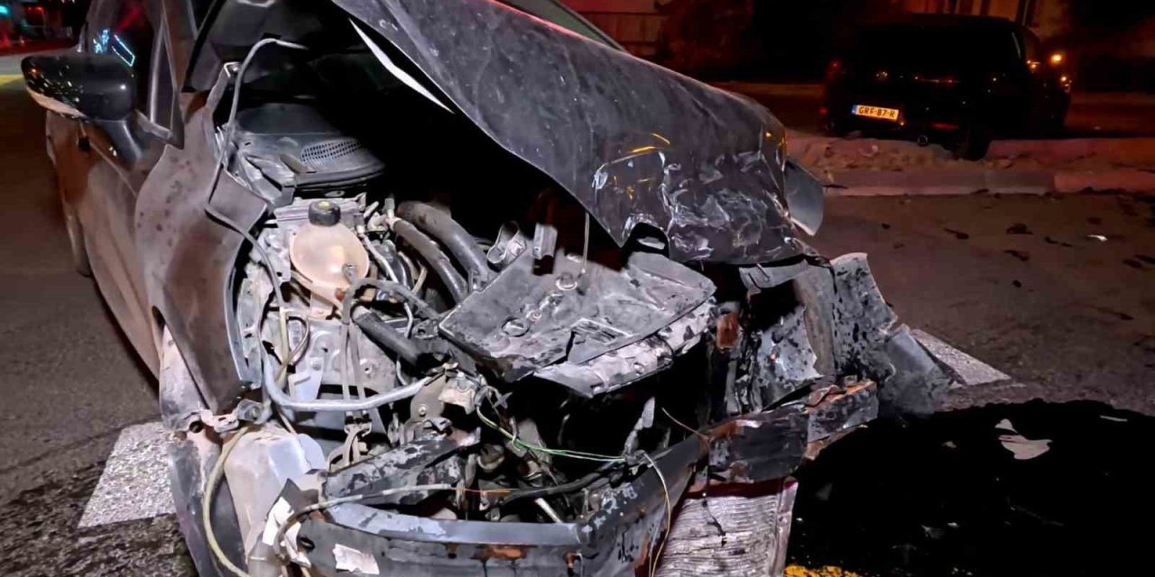 Kavşakta Kaza Yapan Otomobil Hurdaya Döndü