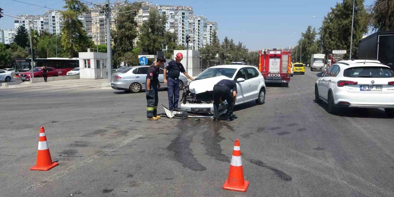 Kamyonet İle Otomobil Kavşakta Çarpıştı: 1 Yaralı