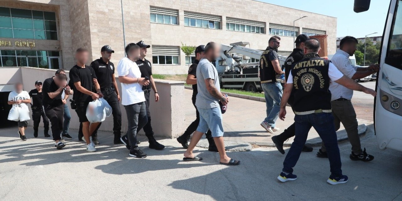Antalya’da Eş Zamanlı Operasyonlarda 236 Aranan Şahıs Yakalandı