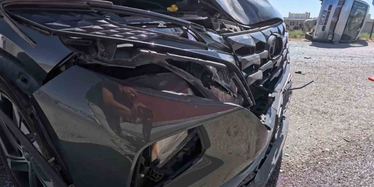 Aksaray’da Otomobil Minibüsle Çarpıştı: 2 Yaralı