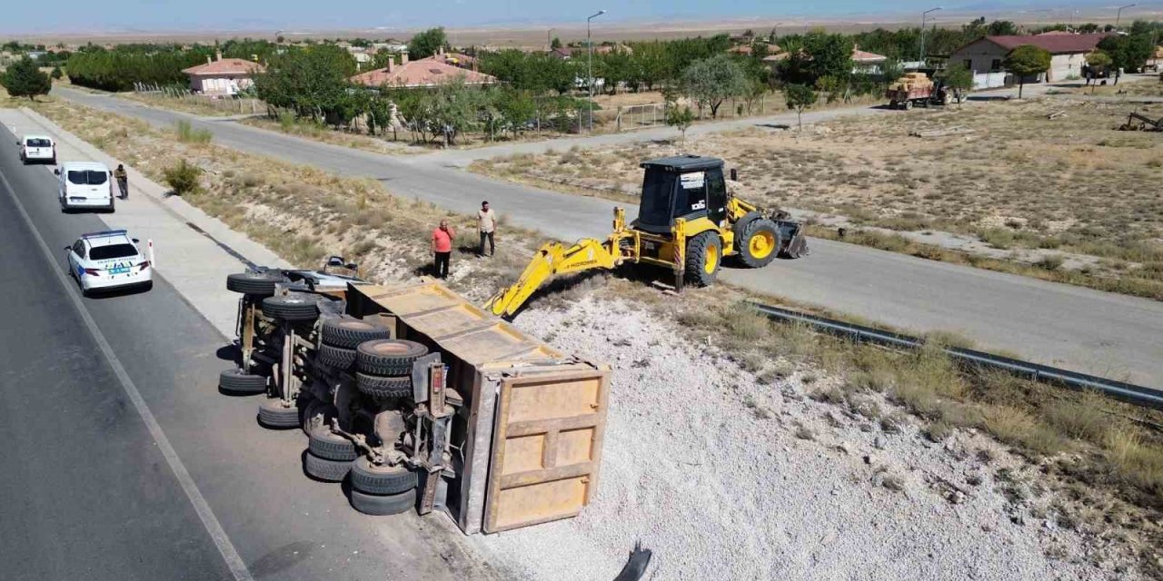 Karaman’da Kontrolden Çıkan Mıcır Yüklü Kamyon Devrildi: 1 Yaralı
