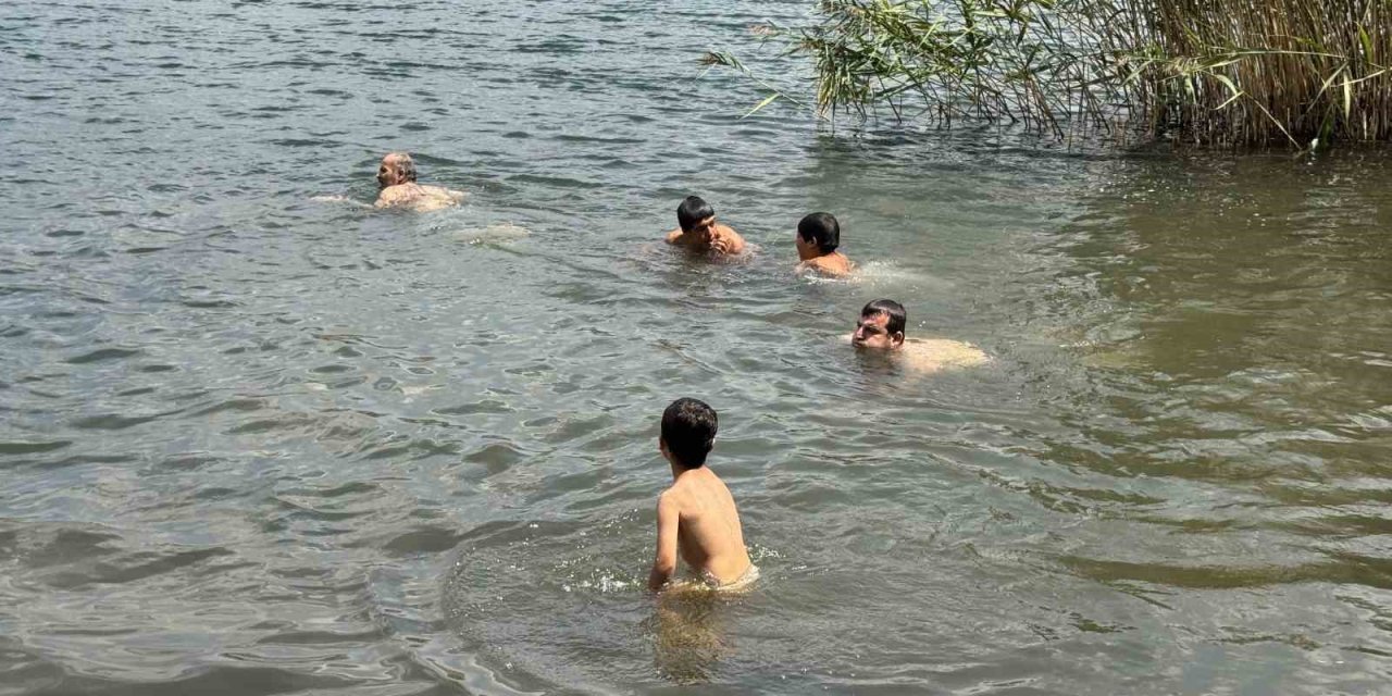 Antalya Sıcağından Kaçanlar, 1700 Rakımlı Turkuaz Renkli Dipsiz Göl’de Serinliyor