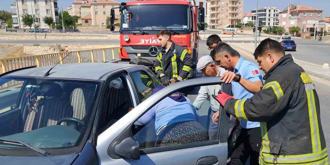 Kaza Sonrası Araçtan Çıkamayan Yaşlı Kadını İtfaiye Kurtardı: 3 Yaralı