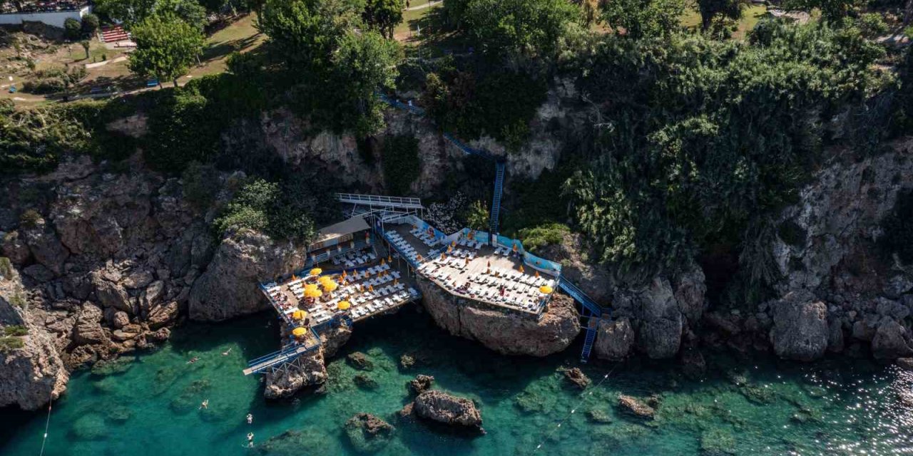 Kavurucu Sıcaklardan Kaçanların Rotası Muratpaşa Falez Plajları Oldu