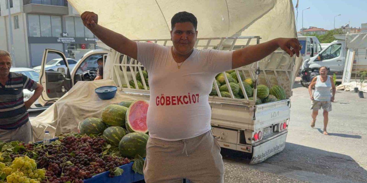 Göbek Atarak Karpuz Satıyor
