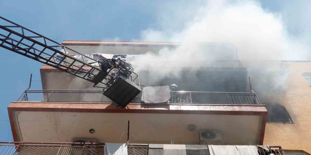 Evinin Yandığını Gören Ev Sahibi İtfaiyenin Çalışmasını Çaresiz Şekilde İzledi