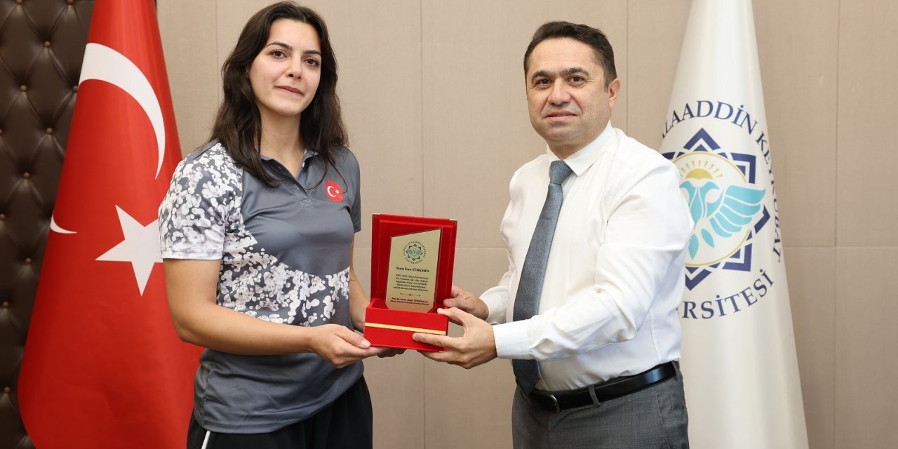 Alkü’lü Şampiyona Rektör Türkdoğan’dan Plaket
