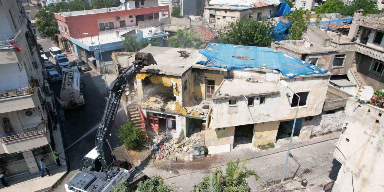 Akdeniz’de Risk Oluşturan Metruk Yapılar Yıkılıyor