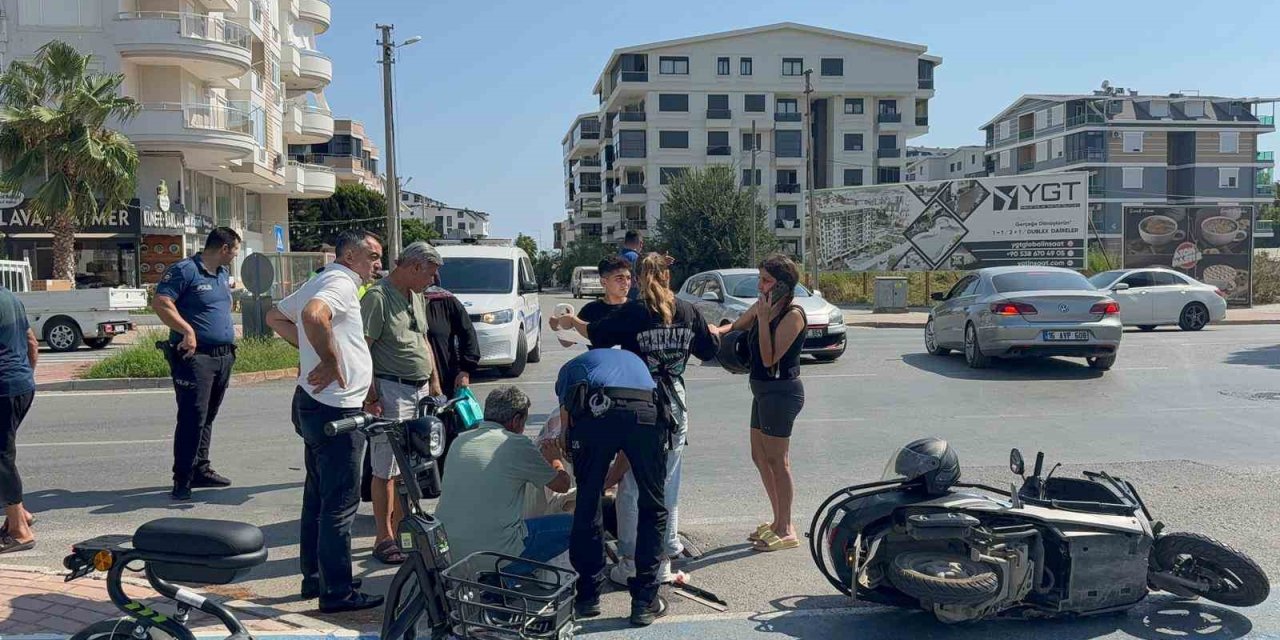 Otomobil İle Motosiklet Çarpıştı, Yaralıya Yoldan Geçen Doktor Müdahale Etti