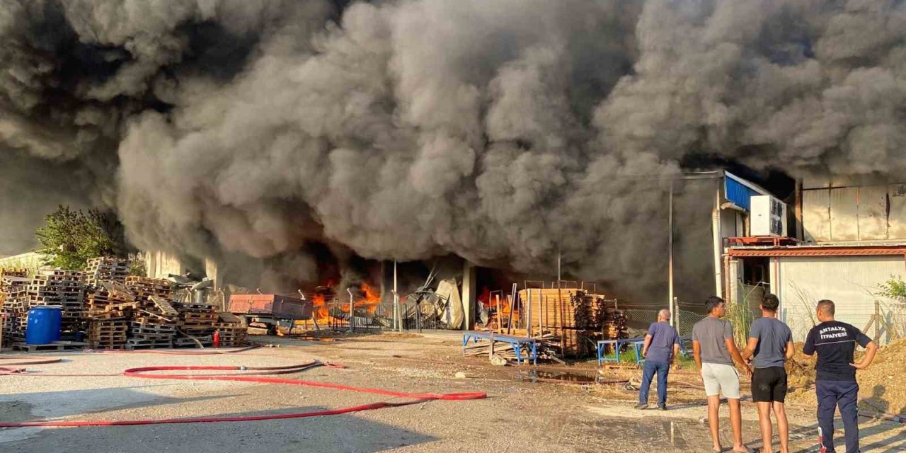 Antalya’da 2 Depo Yangında Küle Döndü