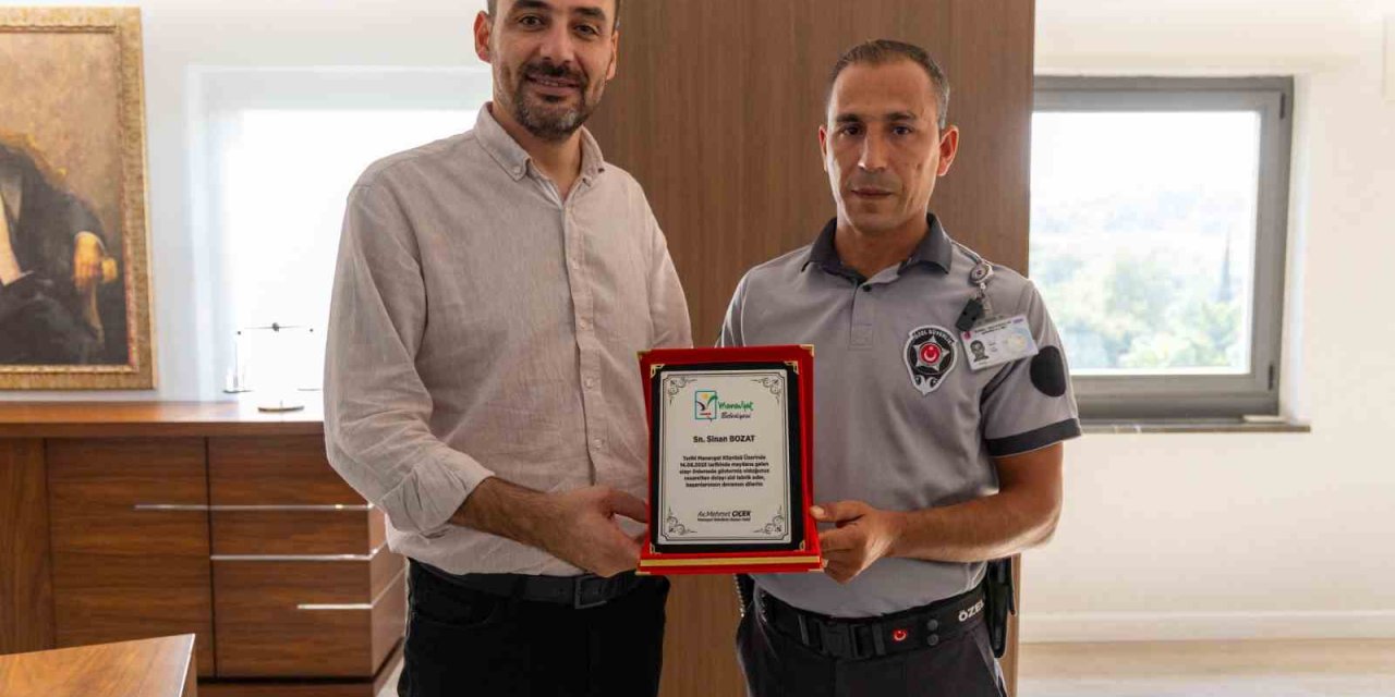 Tarihi Köprüden Atlama Girişimine Engel Olan Güvenlik Görevlisine Plaket