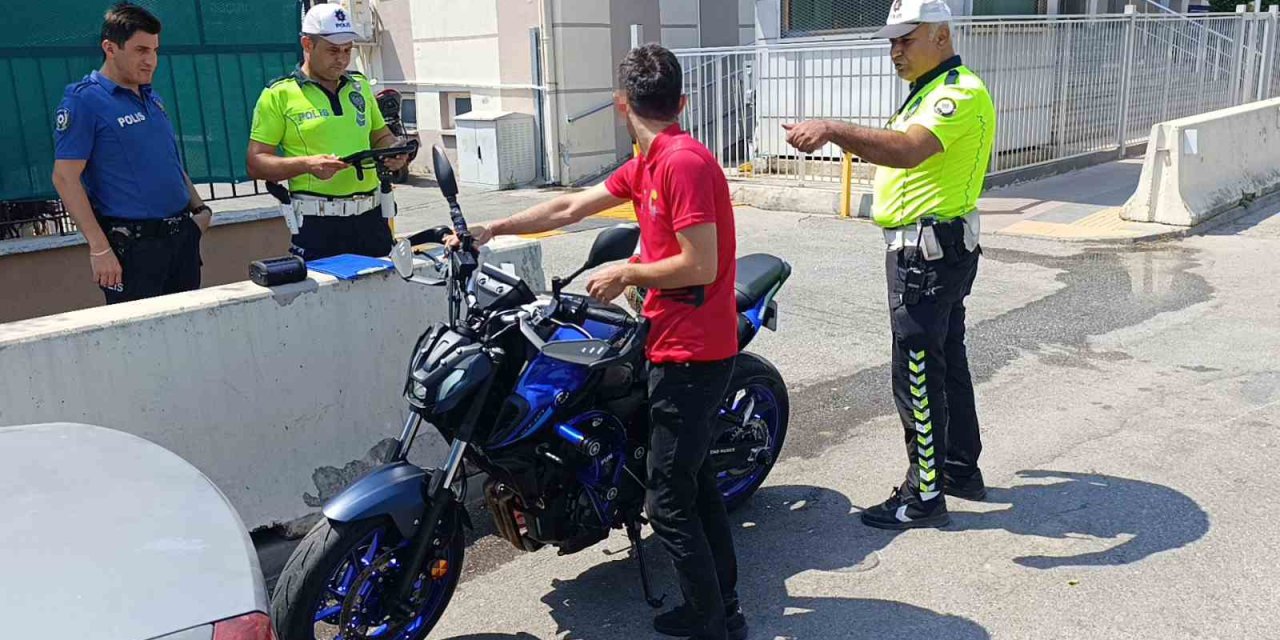 Motosikletle Akrobatik Hareketler Yapıp Sosyal Medyasından Paylaştı, Ceza Üstüne Ceza Yedi