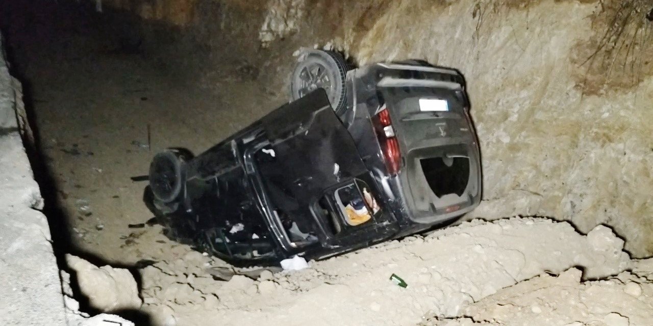 Otomobile Çarpan Hafif Ticari Araç  Kanala Uçtu: 3 Yaralı