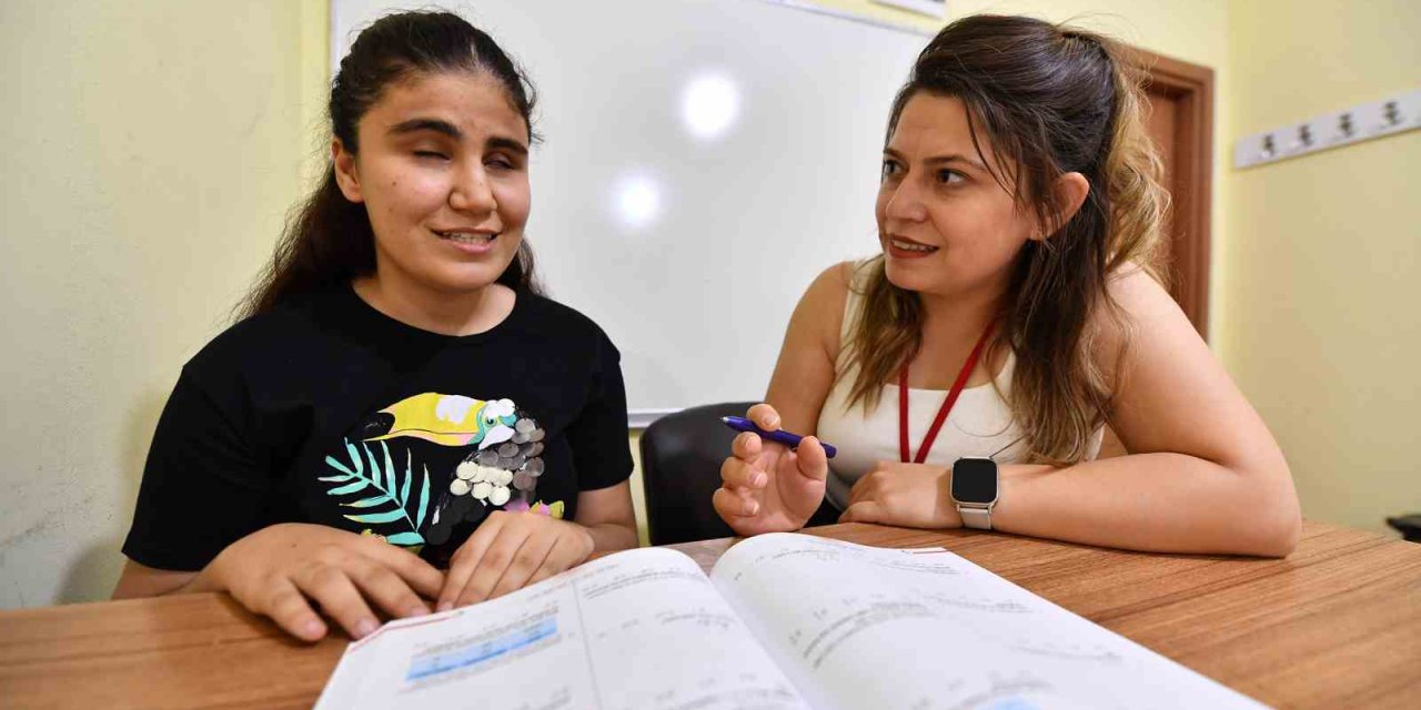 İlk 10 Bine Giren Görme Engelli Nazalin, Ankara Üniversitesine Yerleşti