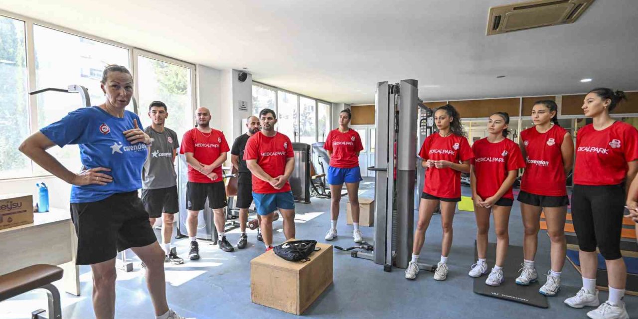 Muratpaşa Kadın Kadın Voleybol Takımı, Lige Çift Antrenmanla Hazırlanıyor