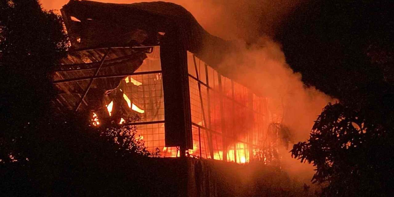 En Mutlu Günlerinde Ev Ve Depoları Alev Alev Yandı: Baba Gözyaşlarını Tutamadı