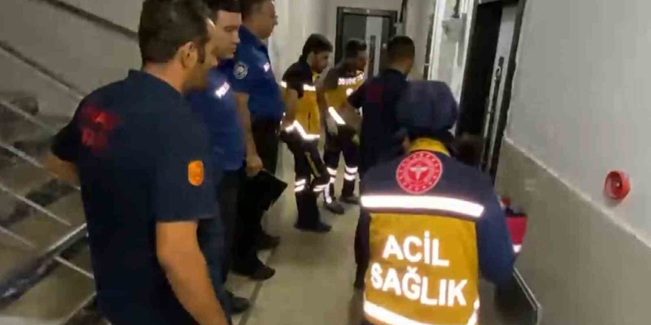 Eşinin Eve Kilitlediği Kadın Hap İçip İntihara Kalkınca Evde Mahsur Kaldı