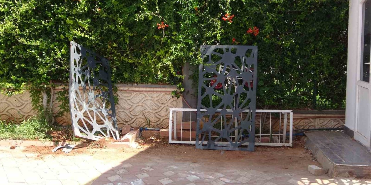 Bir Anda Gaza Basınca Kapıya Çarpıp Komşusunu Ezdi