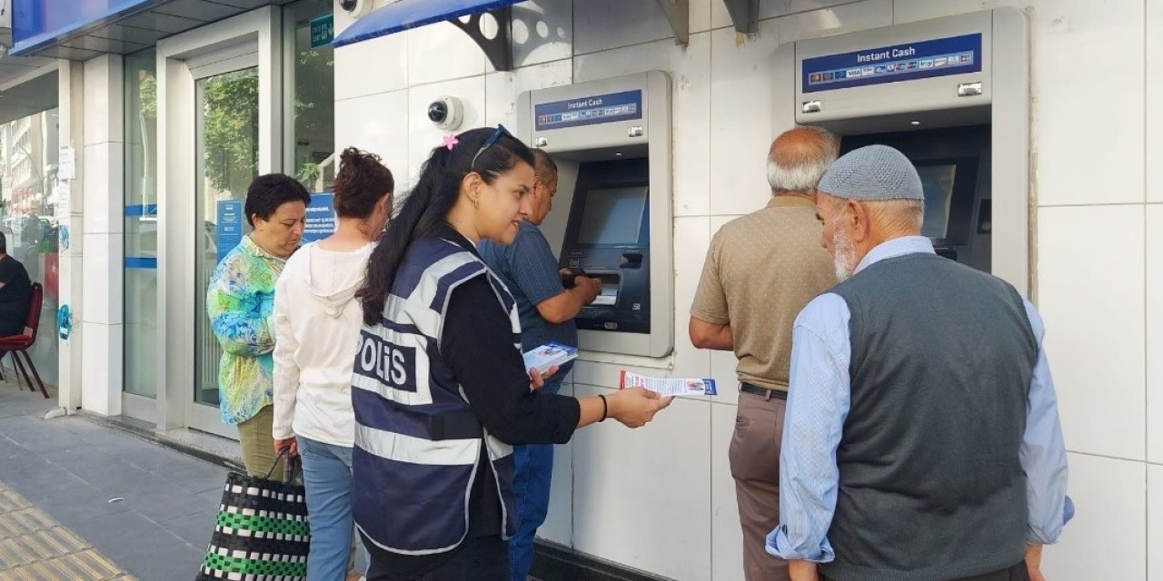 Polis Vatandaşları Dolandırıcılık Ve Hırsızlığa Karşı Bilgilendirdi
