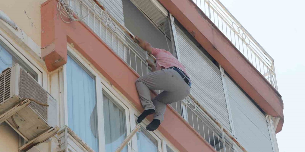 Balkonun Demir Korkuluklarında Boşanma Pazarlığı