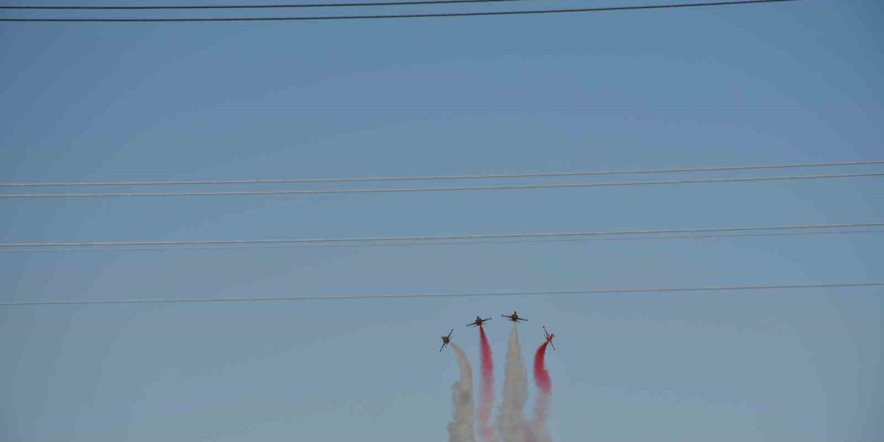 Türk Yıldızları’nın Akşehir’deki Gösterisi Nefesler Tutularak İzlendi