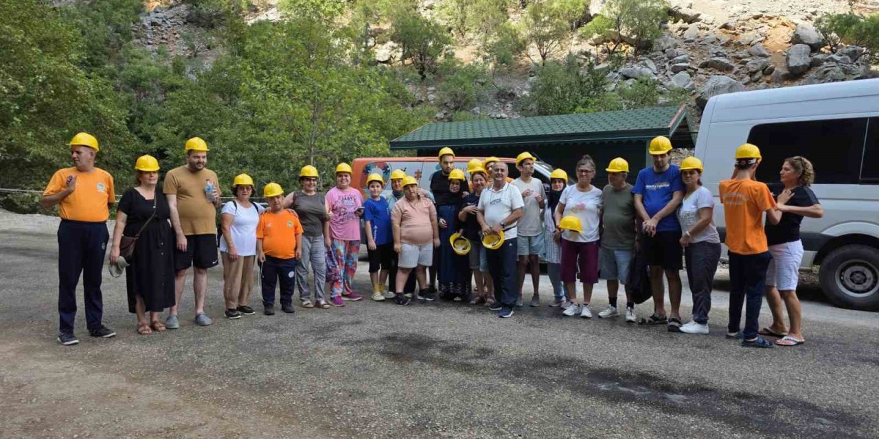 Otistik Sporculardan  Ormana Kampı