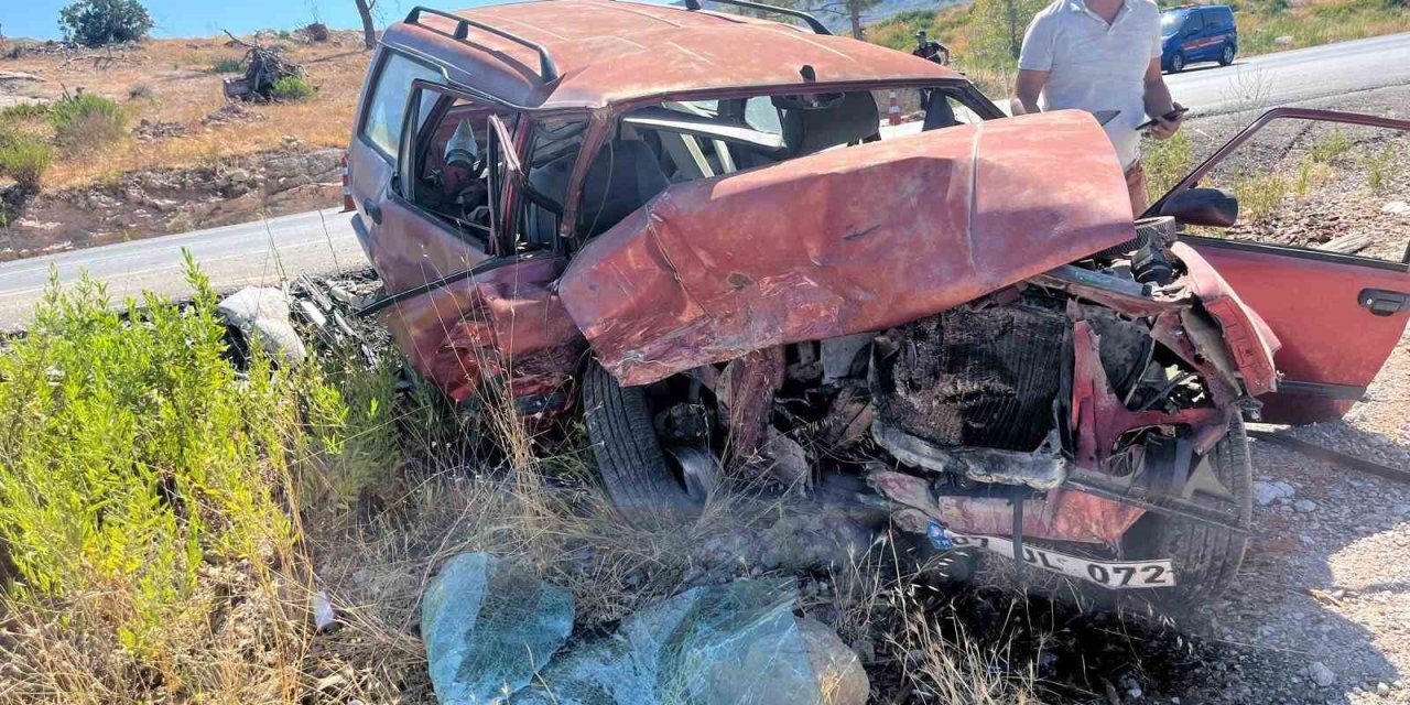 Antalya’da Otomobiller Kafa Kafaya Çarpıştı: 1’i Ağır 6 Yaralı