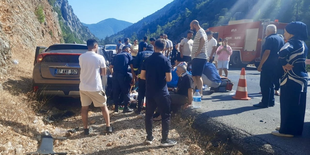 Antalya’da Otomobil Çekici İle Çarpıştı: 5 Yaralı