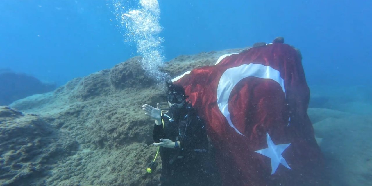 Deniz Altında İşaret Diliyle İstiklal Marşını Okudular