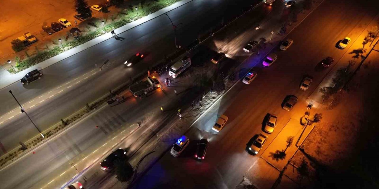 Karaman’da Kontrolden Çıkan Minibüs, Aydınlatma Direği Ve Ağaçlara Çarptı