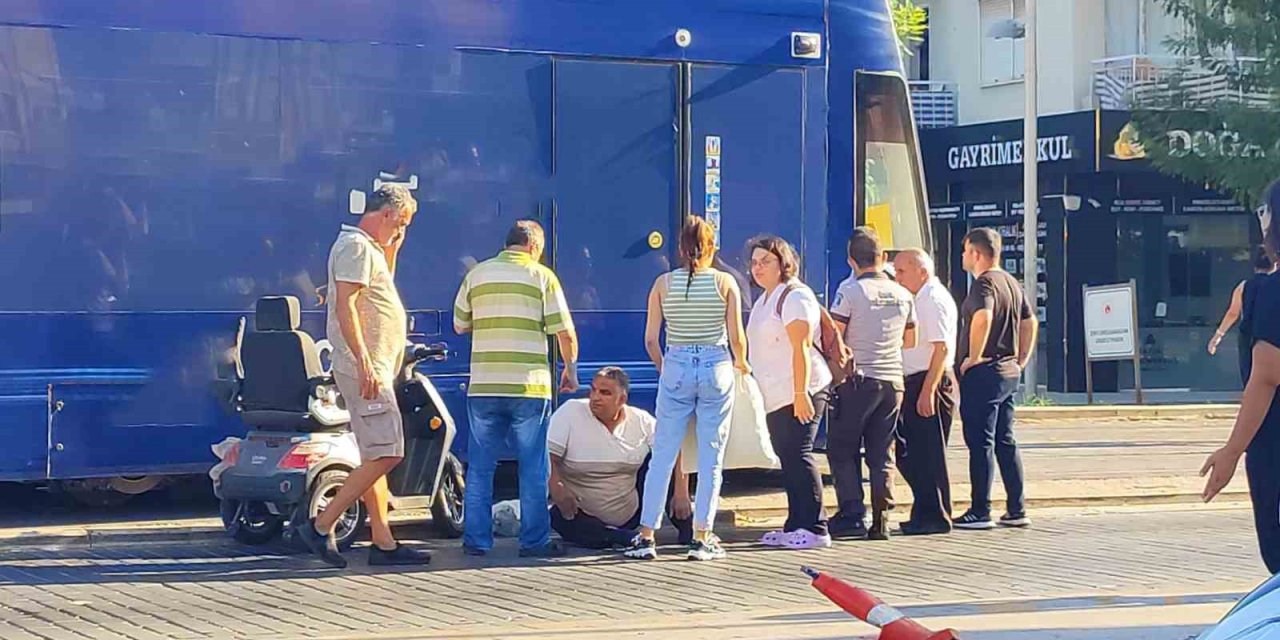 Engelli Vatandaş Akülü Aracıyla Tramvaya Çarptı