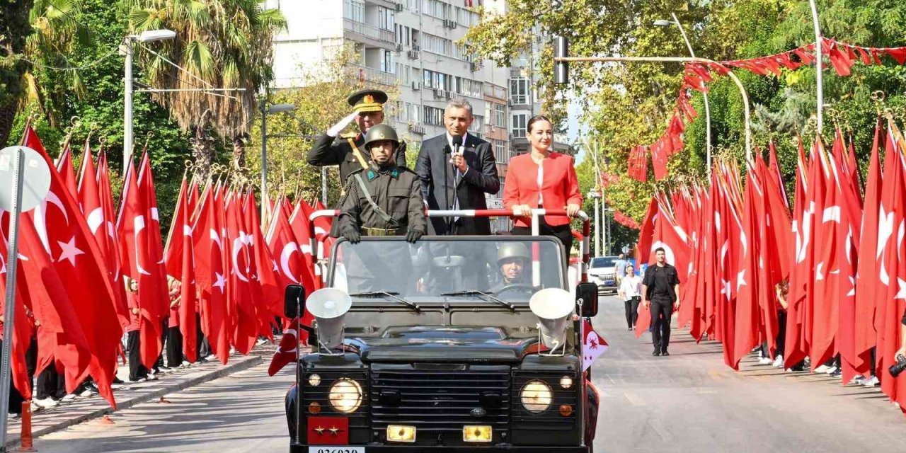 Zafer Bayramı Törenine Antalya’da Vatandaşlar Ve Turistler De Eşlik Etti