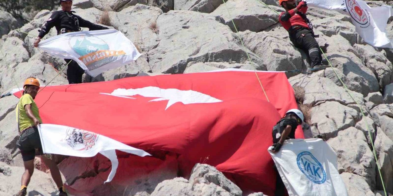 Antalya’da Dağcılar Zafer Bayramı’na Özel Türk Bayrağı Açtı