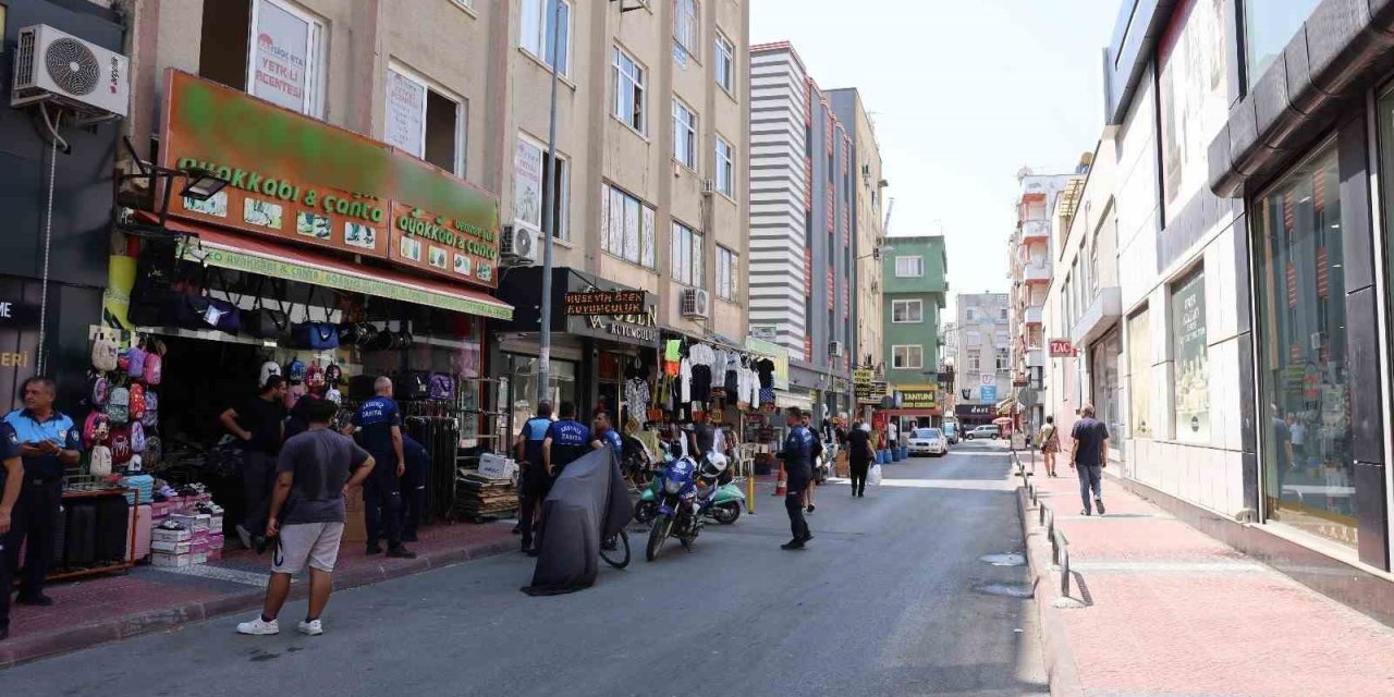 Akdeniz Belediyesinden Kaldırım İşgallerine Sıkı Denetim