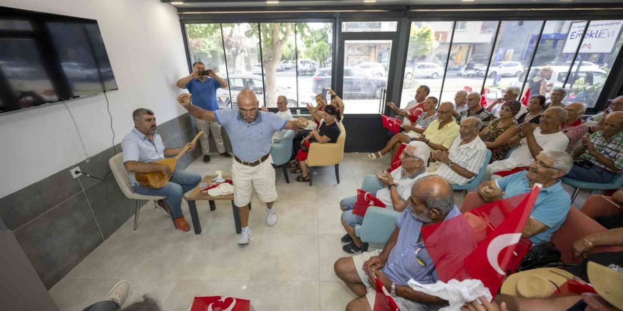 Erdemli Emekli Evi Türkülerle Şenlendi