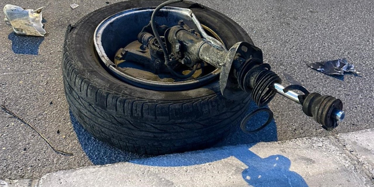 Tekeri Bile Koptu: Kamyona Çarpan Otomobil Hurdaya Döndü, 2 Yaralı