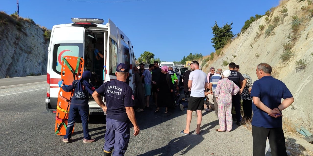 Antalya’da Otomobil Şarampole Devrildi: 3 Yaralı